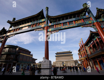 Kunstvolle traditionelle chinesische Tor mit Zhengyangmen Gatter nach hinten an der neu restaurierten Qianmen Street in Peking 2009 Stockfoto