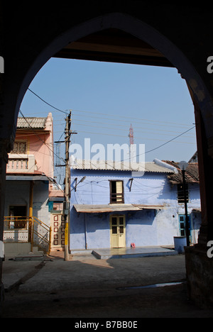 Häuser gesehen durch Bogen in Dholera, Gujarat, Indien. Stockfoto