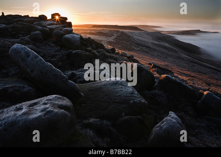 Sonnenaufgang auf Stanage Edge (Blick in Richtung Higger Tor), Peak District National Park, Derbyshire, England, UK Stockfoto