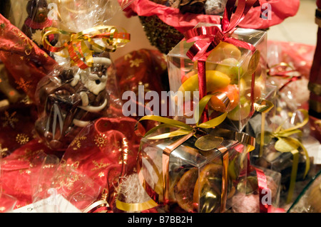 Kisten mit Schokolade und Obst verpackt zu Weihnachten im Fenster anzeigen Lincolnshire England UK Stockfoto