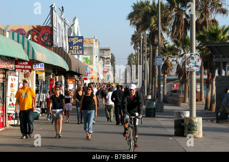 Menschen, die ein Spaziergang an der Uferpromenade am Venice Beach, Kalifornien, USA. Stockfoto