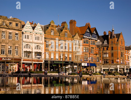 South Parade Nottingham Shopfronts spiegeln sich in Springbrunnen, Old Market Square, Stockfoto