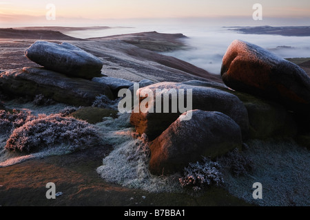 Stanage Edge (Blick in Richtung Higger Tor und Derwent Valley), Peak District National Park, Derbyshire, England, UK Stockfoto