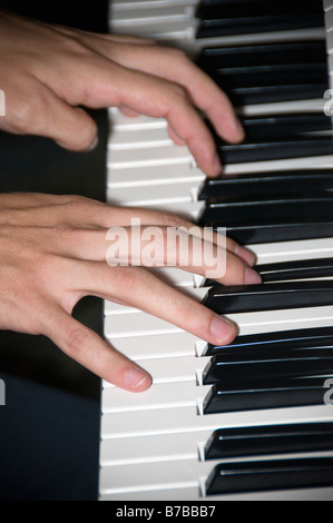 Man spielt Klavier Stockfoto