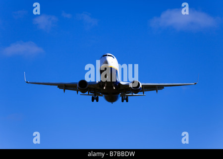 Eingehende areoplane bei John Lennon Airport Anreise mit der klare, blaue Himmel, Liverpool, England, UK Stockfoto