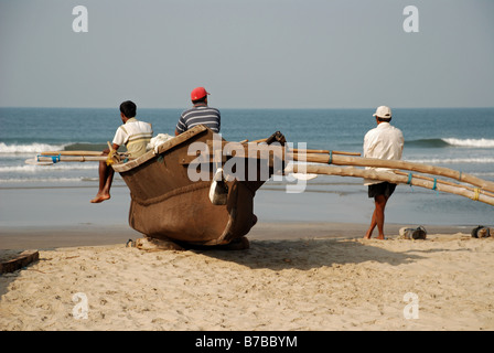 Fischer, die darauf warten, auf das Meer, Goa, Indien. Stockfoto