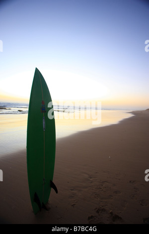 Ein stock Foto von einem Surfbrett in den Sand am Strand Stockfoto