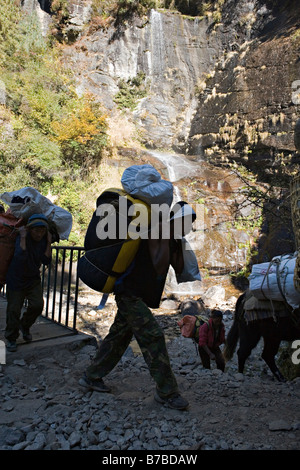 Nepali Porter mit Gütern in Everest Tal Sagarmatha Nationalpark Khumbu Region Nepal Stockfoto