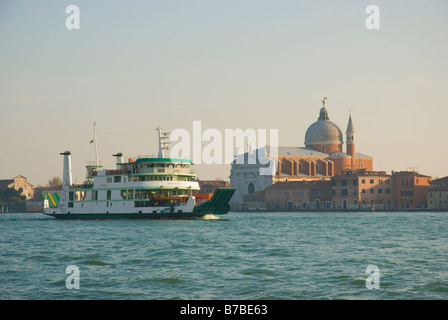 Fähre vor der Insel Giudecca in Venedig Italien Europa Stockfoto