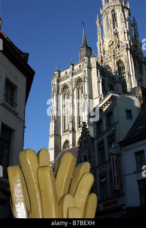 die Chips in Antwerpen ist die Kathedrale unserer lieben Frau Stockfoto