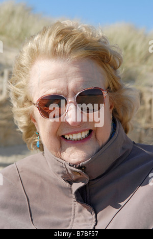 Ein Porträt einer glücklich lachend senior Lady Sonnenbrille und Spaß außerhalb Stockfoto