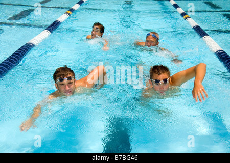 Familie von vier stehen im Schwimmbad Stockfoto