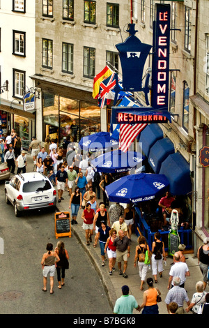 Vogelperspektive Blick auf die Altstadt Stadtstraße, Quebec City, Kanada Hinweis Café und Touristen und Zeichen auf Französisch Stockfoto
