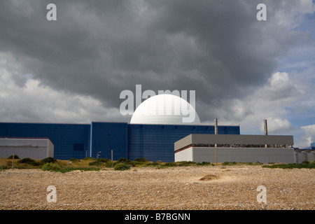 Eine schwere Wolke hängt über die vertraute Kuppel des Kernkraftwerk Sizewell B an der Küste von Suffolk Stockfoto