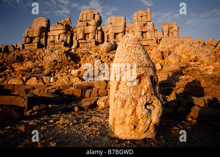 Nemrut Dagi (Mount Nimrod) Kopf des Herakles (Herkules) durch Erdbeben, Ost-Terrasse in der Morgendämmerung von Statue hinter gestürzt. Stockfoto