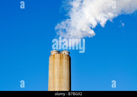 Rauch-Dienstprogramm Pflanze Stapel mit Auspuff oder weißer Rauch in den Vereinigten Staaten gegen blauen Himmel Stockfoto
