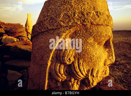 Kopf des Zeus mit Antiochus im Hintergrund auf der Ostterrasse des Nemrut Dagi (Mount Nimrod) im Morgengrauen Stockfoto