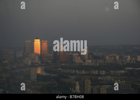 13. September 2008 Anzeigen von Canary Wharf und die Docklands bei Sonnenuntergang gesehen aus 30 St Mary Axe London England Stockfoto
