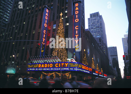Radio City Music Hall dekoriert zu Weihnachten in der Dämmerung fotografiert. Stockfoto