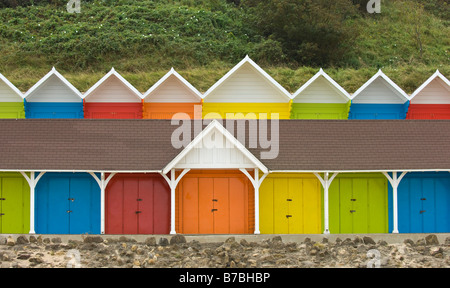 Bunten Strandhäuschen in Scarborough, North Yorkshire, UK Stockfoto