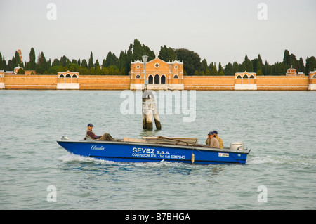 Boot, vorbei an San Michele auch bekannt als Insel der Toten der Friedhof Insel in Venedig Italien Europa Stockfoto