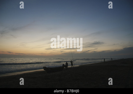 23. September 2008 Fischer am Strand nach Sonnenuntergang Zahora Cadiz Andalusien Spanien Stockfoto