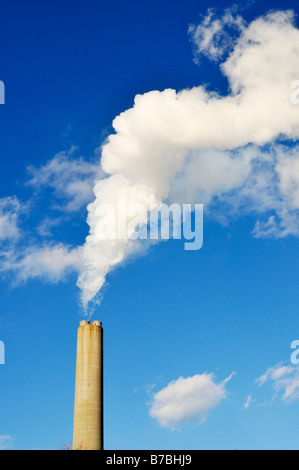 Weißer Rauch und Schornstein vom Kraftwerk in Vereinigten Staaten Stockfoto