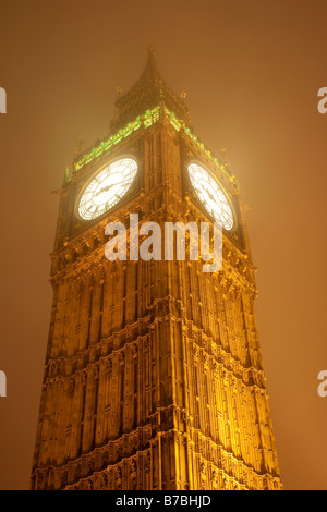 Big Ben Clocktower nachts im Nebel. Häuser des Parlaments, Westminster, London, England, UK Stockfoto