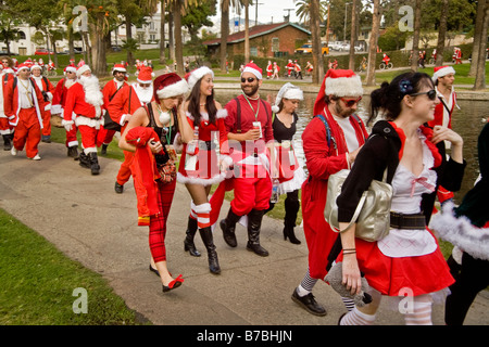 Gruppe von Menschen tragen Weihnachtsmann Kostüme und "Rentier-Head" Fahrrad Durchführung öffentlich auf Straßen, Los Angeles Stockfoto