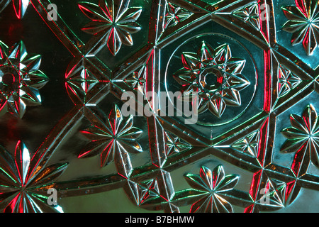 Eine gemusterte geätzte Glasplatte mit farbigen Lichtern Stockfoto