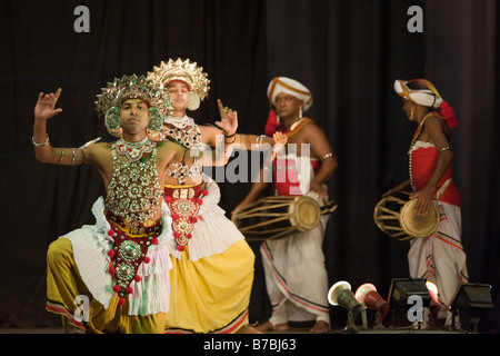 Kandy-Tänzer in Kostümen die Durchführung auf der Bühne in Kandy, Sri Lanka Stockfoto