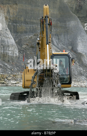 CAT Bagger Gewinnung von Stein aus dem Fluss Seti-Nepal-Asien Stockfoto