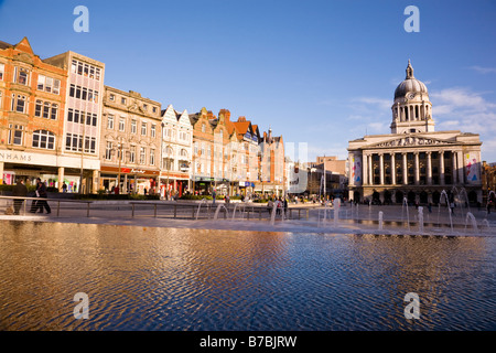 Das Rathaus von Nottingham und die Geschäfte am Old Market Place und die South Parade spiegeln sich im Wasser des Brunnens Stockfoto