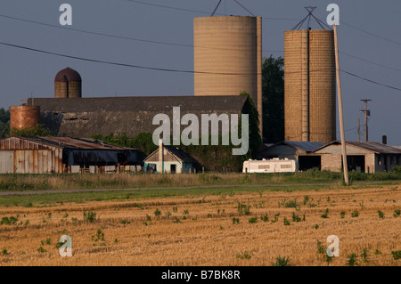 Hof und Feld in der Dämmerung Stockfoto