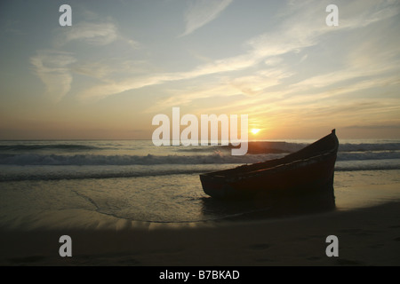 23. September 2008 afrikanischen Boot aufgegeben am Strand bei Sonnenuntergang Kap Trafalgar Cadiz Andalusien Spanien Stockfoto