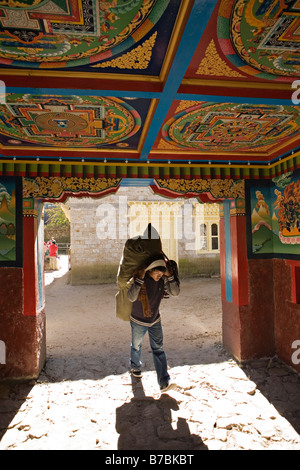 Nepali Porter die Güter in der Nähe von Jorsale in Sagarmatha National Park Khumbu-Region Nepal Stockfoto