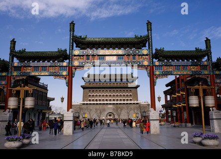 Kunstvolle traditionelle chinesische Tor mit Zhengyangmen Gatter nach hinten an der neu restaurierten Qianmen Street in Peking 2009 Stockfoto