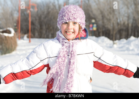 9 Jahre altes Mädchen zieht, ein Gesicht, outdoor Winter, The Forks, Winnipeg, Kanada Stockfoto