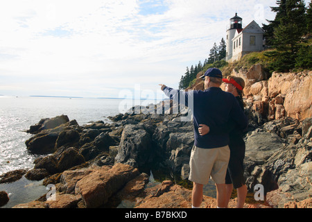 Ein Paar an Bass Harbor Leuchtturm, Maine, USA Stockfoto