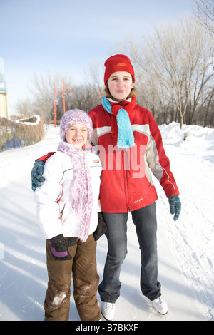 Porträt von 9 und 13 Jahre alten Mädchen in Schlittschuhe, The Forks, Winnipeg, Kanada Stockfoto