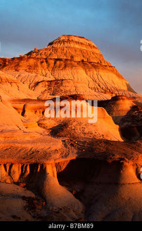 Berggipfel im Dinosaur Provincial Park in Alberta, Kanada Stockfoto