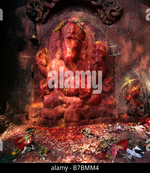 Ein viel verehrten Stein geschnitzt GANESH, der Elefantengott von buddhistischen Hindu gleichermaßen KATHMANDU NEPAL als heilig Stockfoto