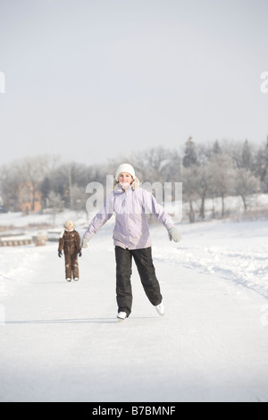 13 Jahre altes Mädchen Skaten am Red River, Winnipeg, Kanada Stockfoto