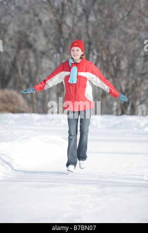 13 Jahre altes Mädchen Skaten, The Forks, Winnipeg, Kanada Stockfoto