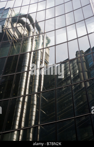 Lloyds of London Gebäude spiegelt sich im Gebäude gegenüber London England Stockfoto