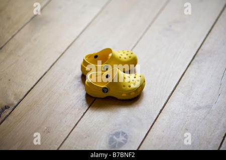 Des Kindes Sommersandalen auf Holzboden Stockfoto