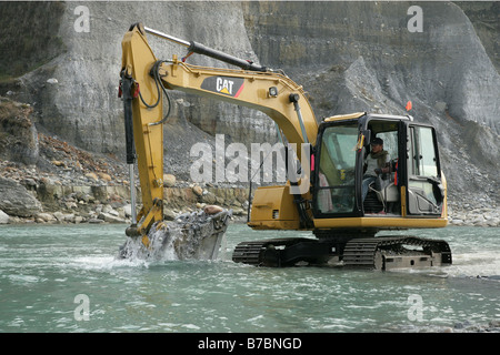 CAT Bagger Gewinnung von Stein aus dem Fluss Seti-Nepal-Asien Stockfoto