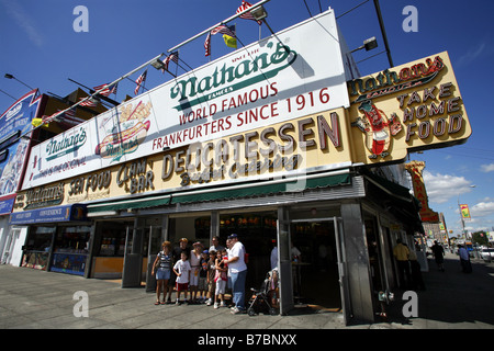 Nathan ist berühmt, Coney Island, New York City, USA Stockfoto