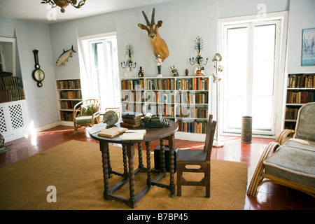 Studio mit königlichen Schreibmaschine und kubanischen Zigarren-Hersteller Stuhl am Ernest Hemingway Haus in Key West, Florida schreiben. Stockfoto