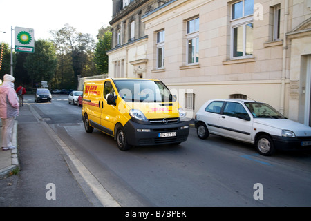 DHL-Lieferwagen auf Straßen von Chantilly Frankreich ein amerikanischer Unternehmen im Ausland tätig Stockfoto